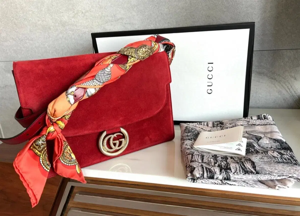 GUCCI 레드칼라 스웨이드,스카프셑 숄더 백 , 딱 한번 들었음 구입가